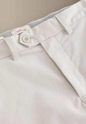 Next, SLIM FIT - ULTIMATE CHINO TROUSERS  . - Vászonnadrágok - beige
