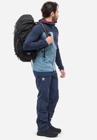 Czarny plecak, niebieska i szara kurtka, granatowe spodnie, teksturowany materiał, zamki błyskawiczne i akcenty z logo. Charakteryzuje się dopasowanym krojem i funkcjonalnością.