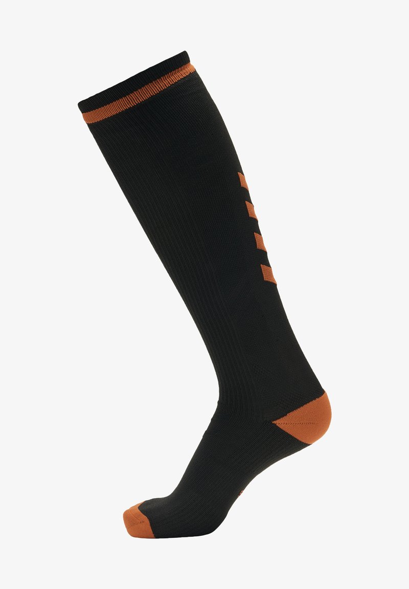 Czarne skarpety do kolan z pomarańczowymi akcentami na górze, palcach i pięcie. Prążkowana tekstura z trzema pionowymi paskami po bokach.