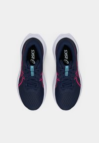 Ténis de corrida em azul marinho com parte superior em malha, detalhes em rosa e sola branca. Apresenta um sistema de atacadores e uma palmilha almofadada para conforto.