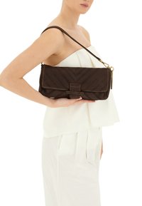 Borsa a pochette geometrica marrone con motivo, dotata di una tracolla rimovibile, caratterizzata da una texture liscia e un lembo anteriore con un dettaglio di fibbia minimalista.