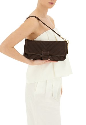 Borsa a pochette geometrica marrone con motivo, dotata di una tracolla rimovibile, caratterizzata da una texture liscia e un lembo anteriore con un dettaglio di fibbia minimalista.