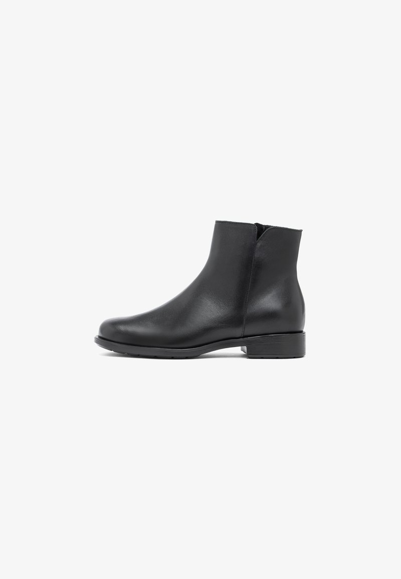 Bottine en cuir noir avec talon bloc bas et fermeture éclair latérale, finition lisse et élégante, présentée sur fond blanc.