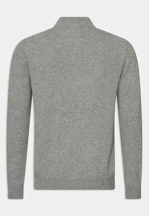 Maglione grigio a maglia, maniche lunghe, colletto alto, texture liscia, senza motivi, design semplice, polsini e orlo a coste.