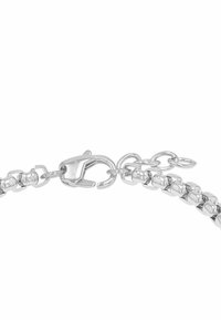 Pulsera de metal plateado con eslabones entrelazados, presenta un cierre de langosta y una cadena extensible ajustable para variar el tamaño.