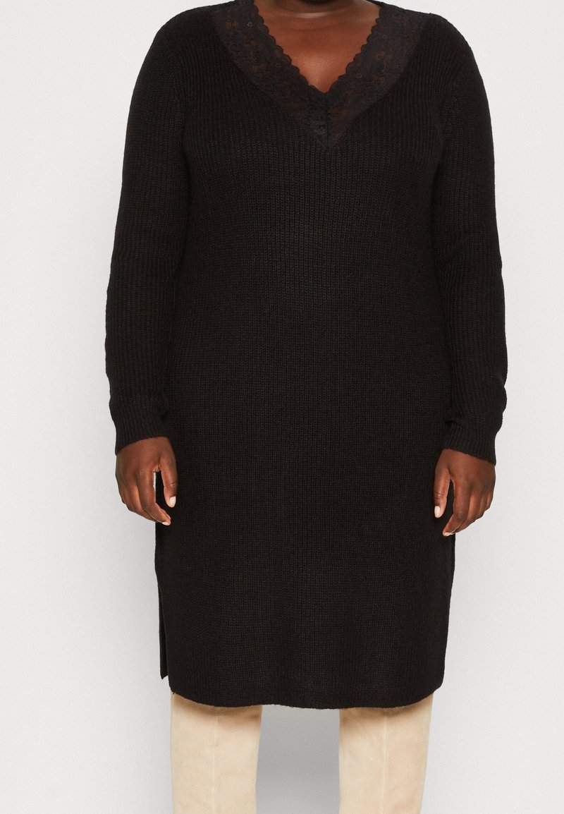 Černé pletené šaty s dlouhými rukávy, výstřihem do V se zdobením z krajky, žebrovanou texturou, bočními rozparky a volnějším střihem.