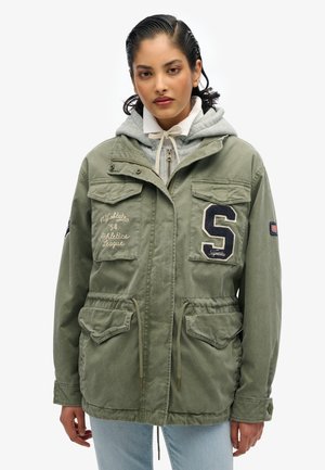 Groene katoenen jack in een katoenmix met capuchon; heeft geborduurde logo's, twee voorzakken, een strikkoord in de taille en een rits sluiting.