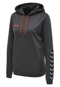 Dunkelgrauer Hoodie aus strukturiertem Stoff, mit verstellbarer Kapuze, orangefarbenen Kordeln und schwarz-weißen Chevron-Akzenten an den Ärmeln.