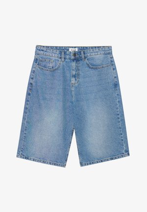 Lysblå denimshorts med lige pasform, fem-lomme design og kontrastsyning. Har en knap og lynlåslukning.