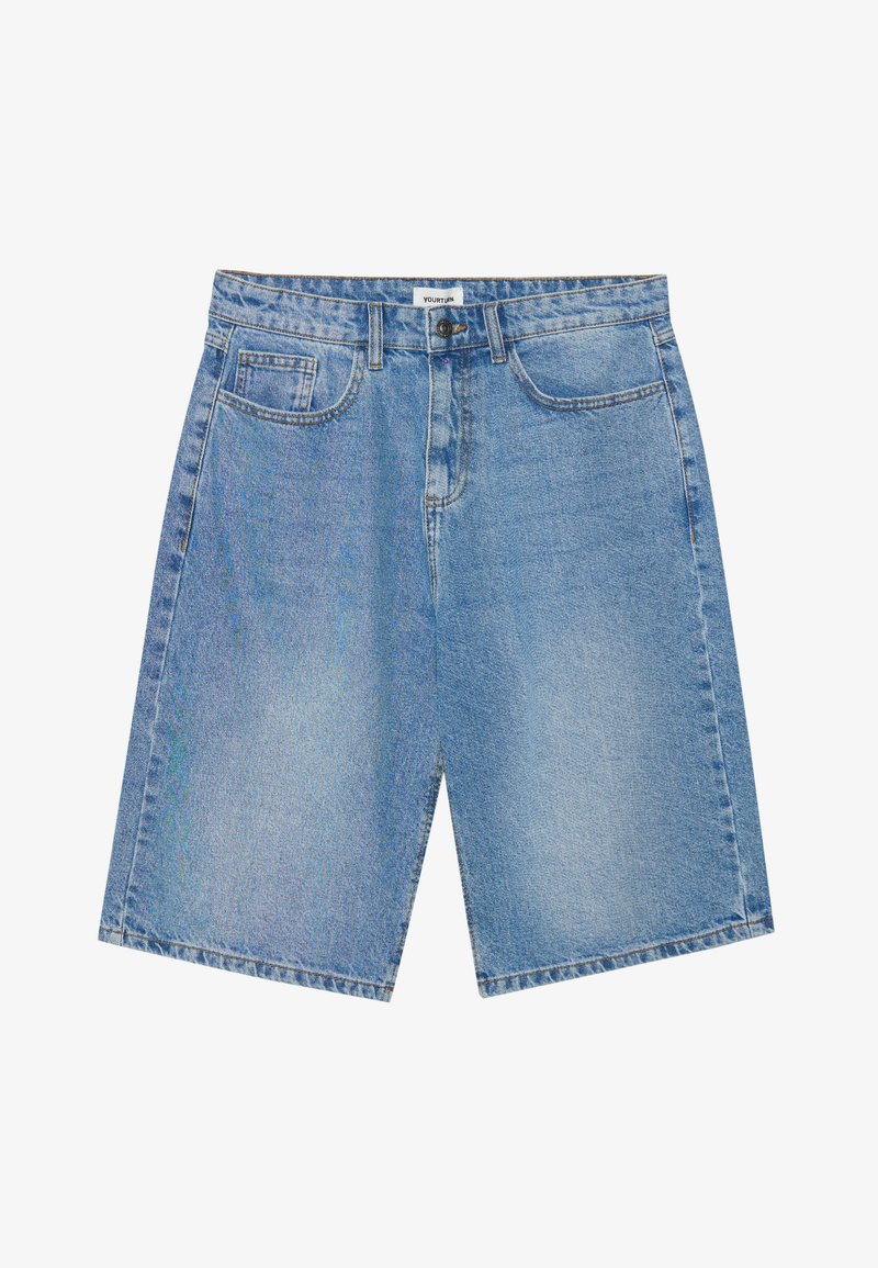 Gaiši zili džinsu šorti ar taisnu piegriezumu, piecu kabatu dizainu un kontrastējošu šuvju. Iekļauj pogu un rāvējslēdzēja aizdari.