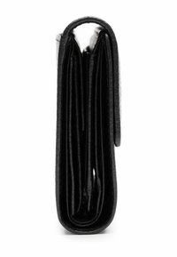 Un portefeuille en cuir noir affichant un profil slim, avec un extérieur texturé et plusieurs emplacements pour cartes visibles en haut.