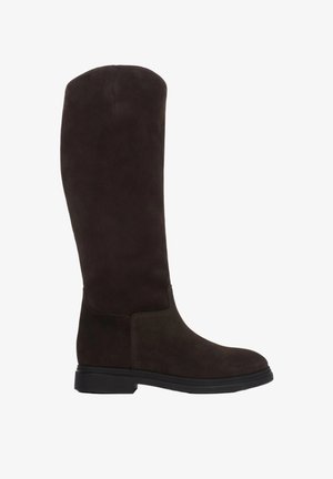 Wysoki ciemnobrązowy zamszowy but z zaokrąglonym noskiem i niską czarną podeszwą, widok z boku na białym tle.