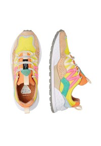 Sneakers multicolori con una tomaia gialla e rosa, dettagli in suede, lacci in tessuto e una suola in gomma testurizzata. Include un tirante.
