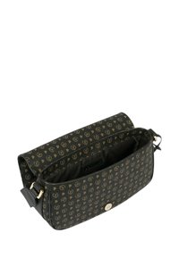 Borsa sintetica nera con motivo a logo dorato ripetuto, forma rettangolare, chiusura magnetica e un scomparto interno.