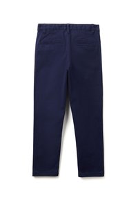 Námořnické modré kalhoty s hladkou texturou, rovný střih, poutka na pásek a dvě zadní kapsy s jemnými detaily zpevnění.