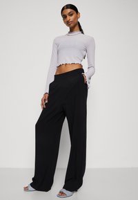 Vero Moda Petite VMEASY WIDE PANTS LEO PRINT - Pantalon classique - black
