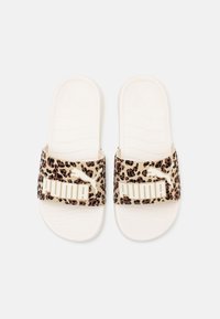 Sandales à glissière à imprimé léopard avec une sangle rembourrée affichant un logo "PUMA" blanc, dotées d'une semelle lisse et durable et d'un semelle intérieure texturée.