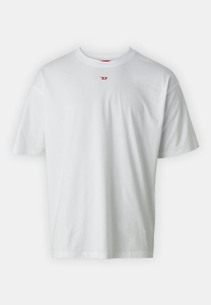 T-shirt blanc à manches courtes en coton, avec un col rond et un petit logo rouge sur la poitrine. Texture lisse, coupe décontractée.