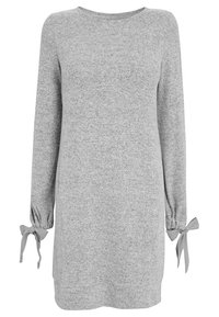Vestido de punto gris con mangas largas. Escote redondeado y puños elásticos atados con lazos. Textura suave, diseño hasta la rodilla.