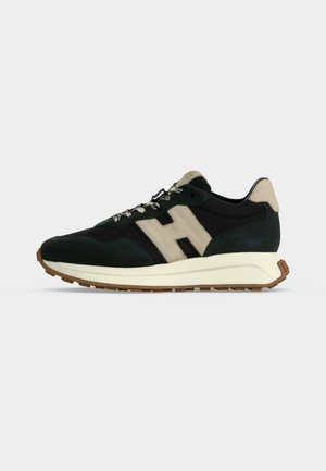 Niski czarno-beżowy sneaker z białą podeszwą, beżową pętelką na pięcie, dużym beżowym logo H i brązową podeszwą z bieżnikiem.