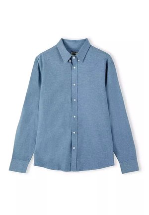 Nieformalna, niebieska koszula zapinana na guziki, wykonana z teksturowanej tkaniny, z kołnierzykiem w kształcie litery „V”, długimi rękawami oraz białymi plastikowymi guzikami z przodu.