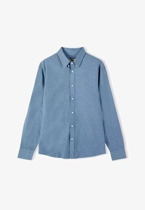 Nieformalna, niebieska koszula zapinana na guziki, wykonana z teksturowanej tkaniny, z kołnierzykiem w kształcie litery „V”, długimi rękawami oraz białymi plastikowymi guzikami z przodu.