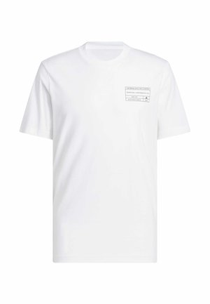 Witte katoenen t-shirt met een ronde hals. Voorzien van een zwart bedrukt label op de linkerborst met tekst- en logodetails. Korte mouwen, geen patronen.
