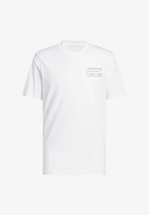 Biała bawełniana koszulka z okrągłym dekoltem. Posiada czarną naszywkę z nadrukiem na lewej piersi z tekstem i szczegółami logo. Krótkie rękawy, bez wzorów.