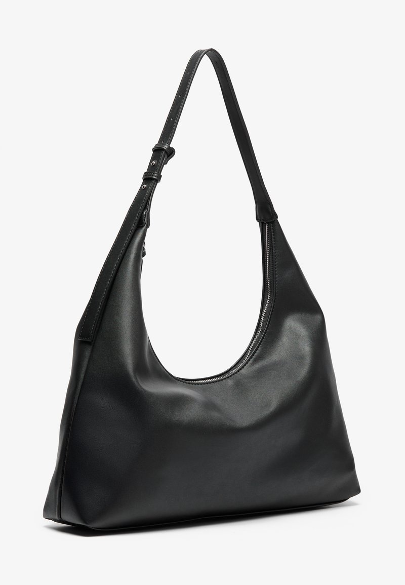 Bolso hobo de cuero negro con una silueta curvada, apertura con cremallera y strap ajustable para el hombro. Textura suave y diseño minimalista.