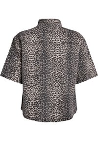 Chemisette en tissu léger, avec un motif léopard noir et beige, manches courtes et col.
