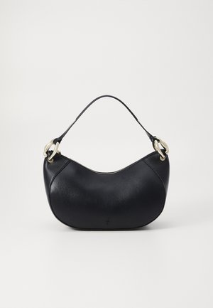 Borsa a tracolla in pelle nera con forma curvata, manico corto e dettagli in metallo dorato. Chiusura con zip nella parte superiore per una conservazione sicura.