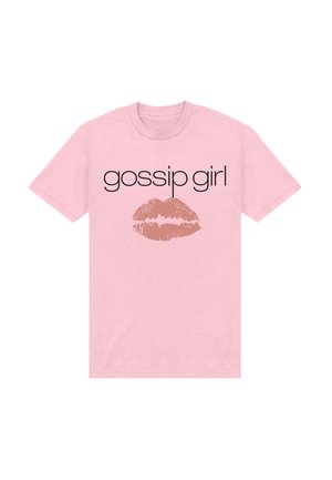 Lyserød T-shirt med sort "gossip girl" tekst over et stort dæmpet lyserødt læbestifttryk på forsiden.