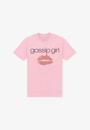 T-shirt rose clair avec texte noir « gossip girl » au-dessus d’une grande empreinte de bisou au rouge à lèvres rose discret à l’avant.