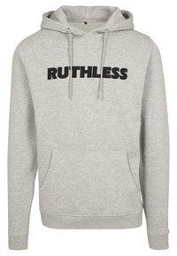 Lichtgrijze hoodie van zacht materiaal, met een voorzak en zwarte "RUTHLESS" tekst op de borst. Inclusief verstelbare trekkoordcapuchon.