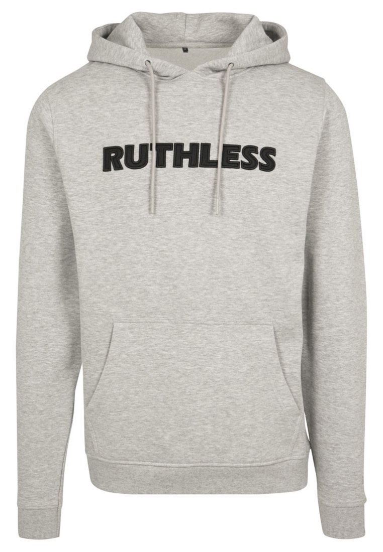 Lichtgrijze hoodie van zacht materiaal, met een voorzak en zwarte "RUTHLESS" tekst op de borst. Inclusief verstelbare trekkoordcapuchon.