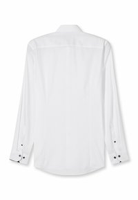 Weißes Langarmshirt mit glatter Textur, geschwungenem Saum und schwarzen Knopfakzenten an den Manschetten. Rückansicht, ohne Muster oder zusätzliche Details.