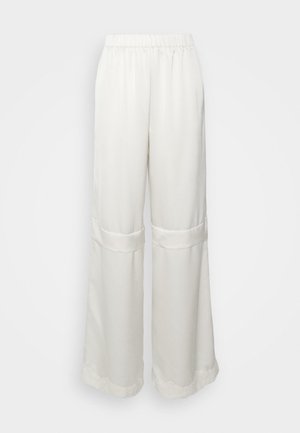 Pantalones de pernera ancha en suave tejido crema con una cintura elástica, que presentan un brillo sutil y puños doblados en los dobladillos.