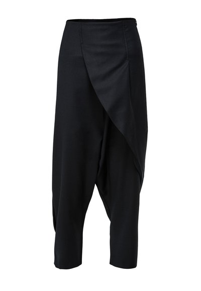 Zwarte broek met een gedrapeerd ontwerp en een asymmetrisch voorpaneel, gemaakt van een gladde stof en met een cropped lengte. Geen zichtbare sluitingen.