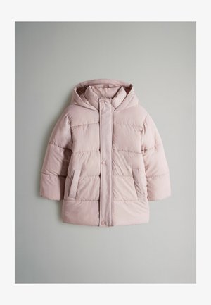 Púder rózsaszín, párnázott télikabát, kapucnival, patent gombos záródással és két oldalsó zsebbe. Sima tapintású, vízszintes tűzött mintával.