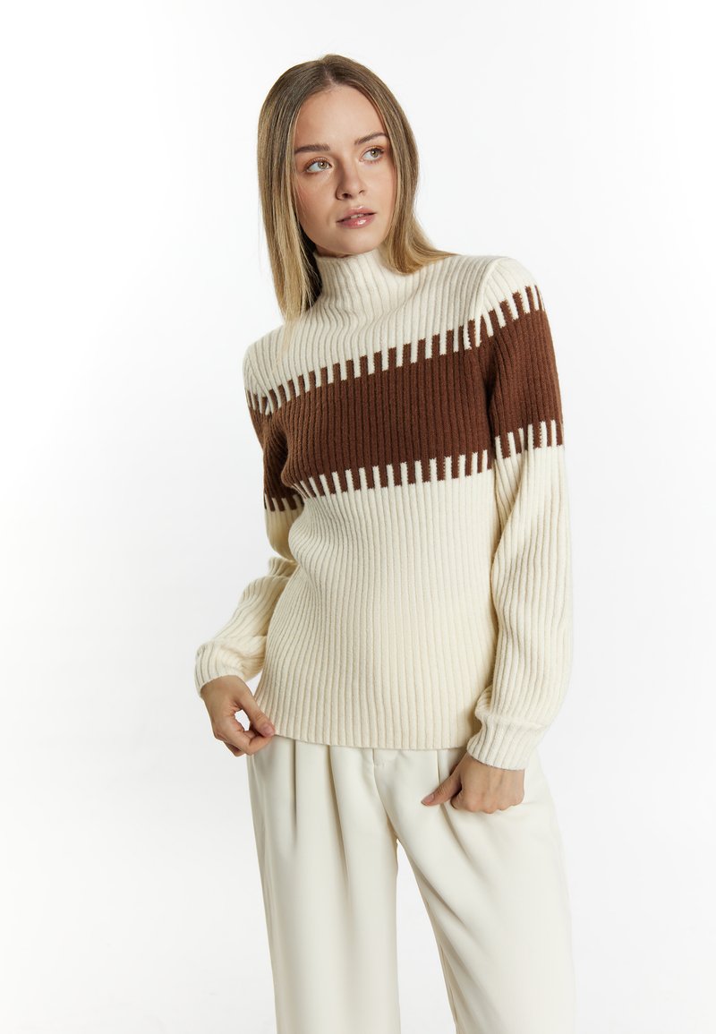 Maglione a coste con collo alto, corpo crema, e una striscia orizzontale marrone con accenti verticali a contrasto. Texture morbida e design aderente.