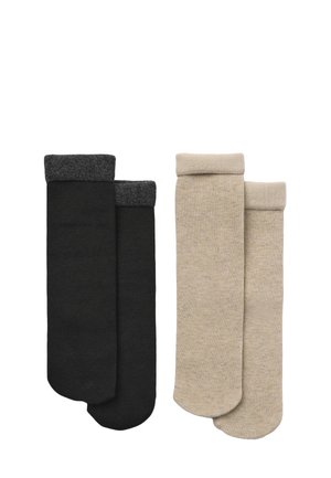 Due paia di calzini: uno nero con un risvolto grigio scuro e uno beige con un risvolto beige chiaro. Entrambi sono a coste e di lunghezza media fino al polpaccio.
