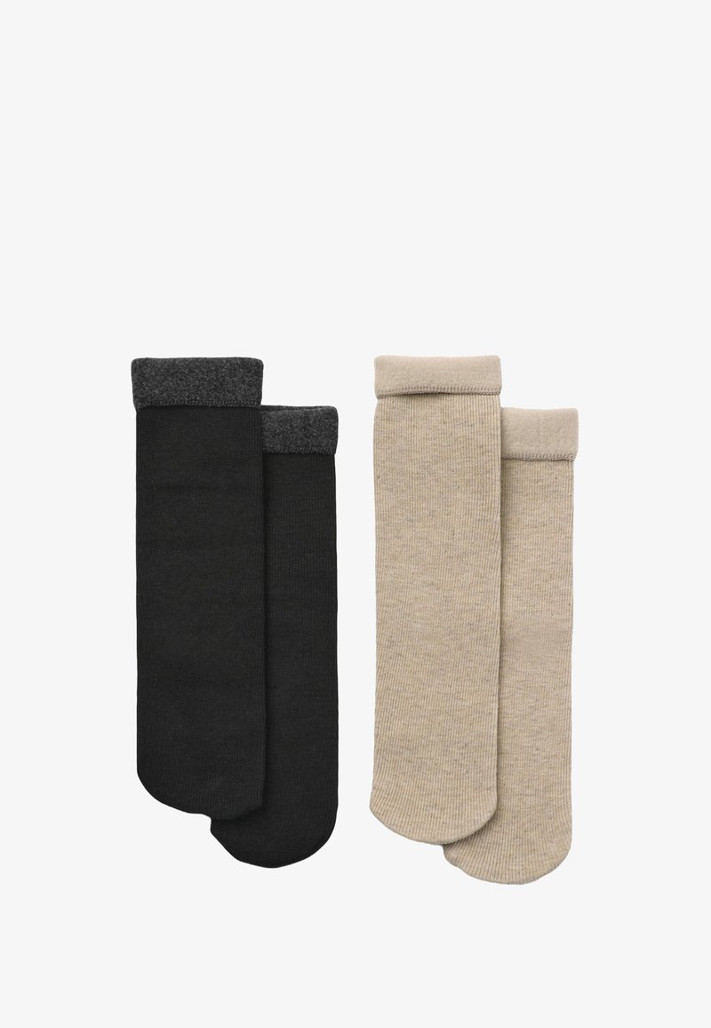 Due paia di calzini: uno nero con un risvolto grigio scuro e uno beige con un risvolto beige chiaro. Entrambi sono a coste e di lunghezza media fino al polpaccio.