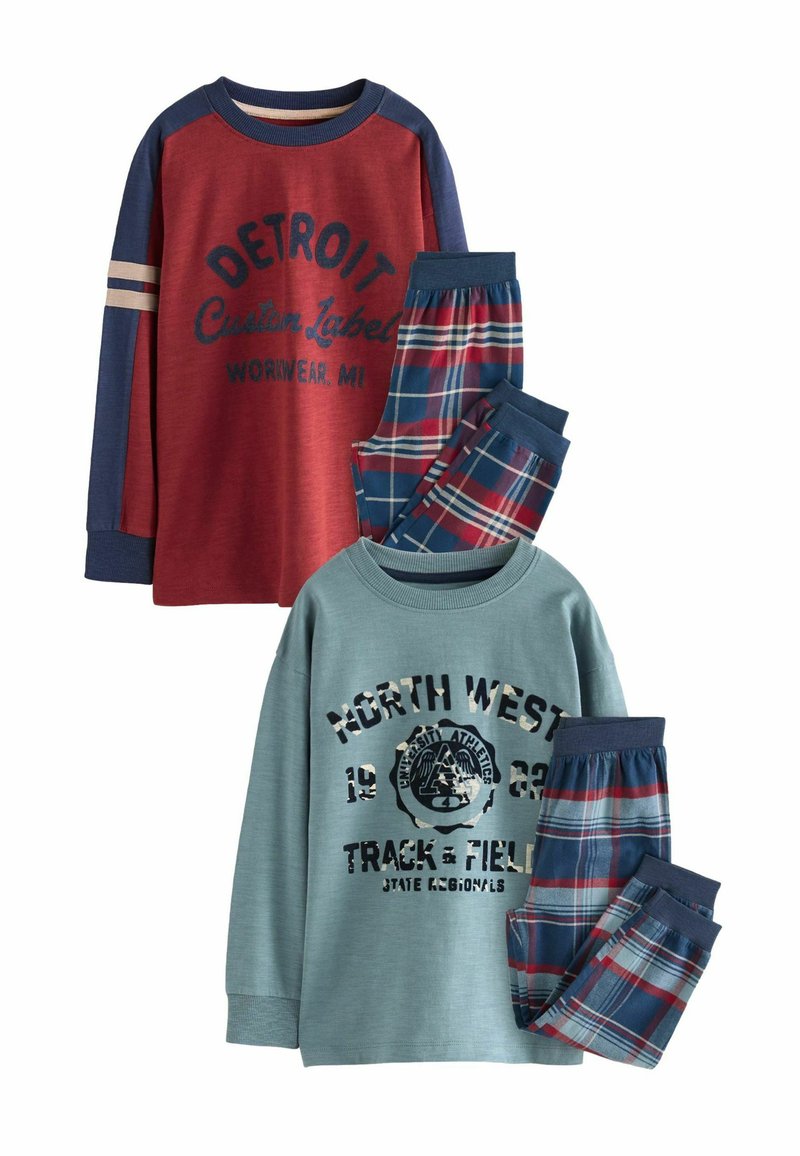 Zwei Sets Kinderpyjamas: ein rotes Langarmshirt mit marineblauen Akzenten und anthrazitfarbenen Grafiken sowie ein hellblaues Oberteil mit gemusterten Karohosen.