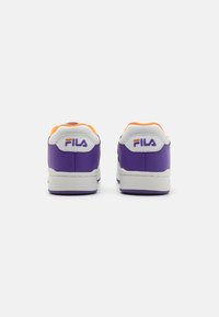 Sneaker viola e bianca con accenti arancioni, tomaia in sintetico liscio, colletto imbottito e logo Fila sul tallone. Suola in gomma piatta.