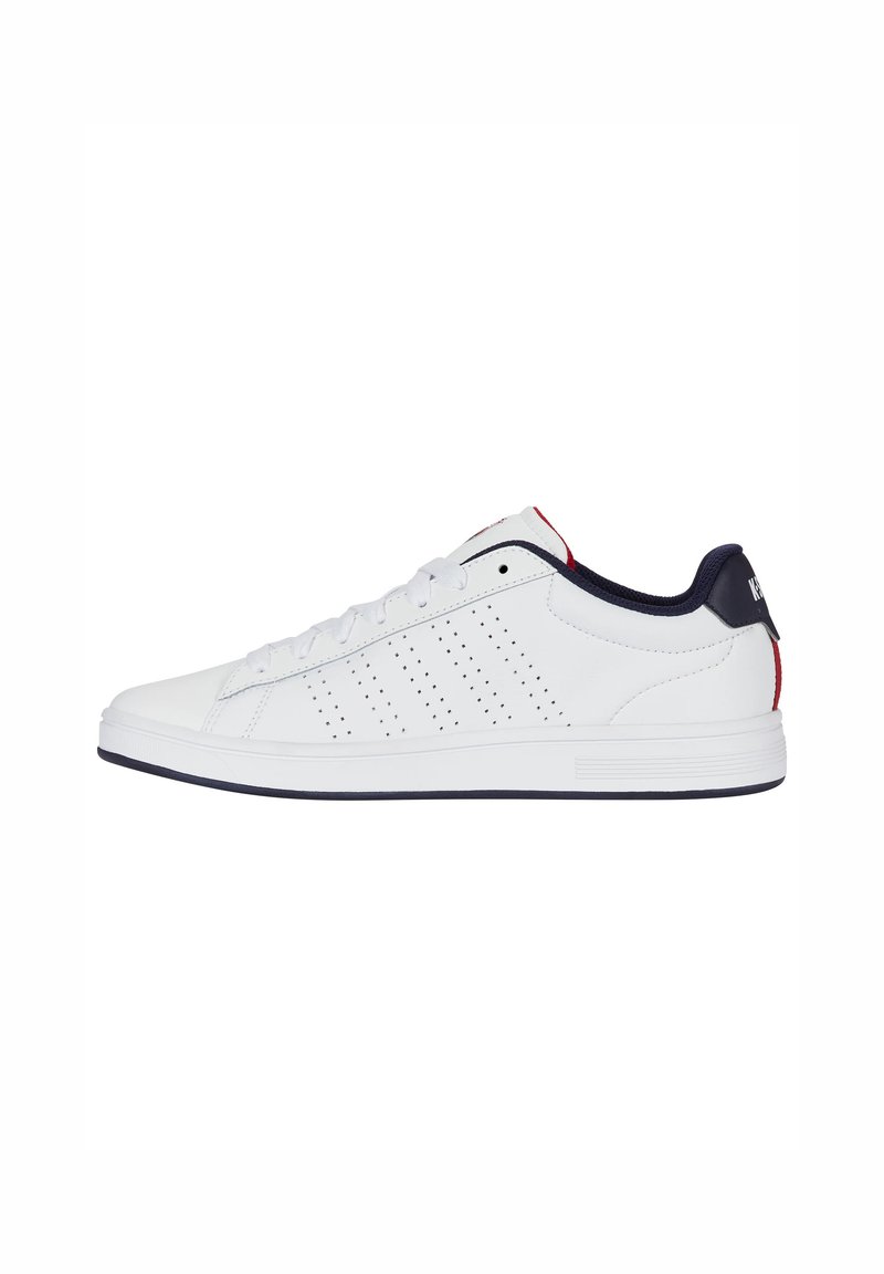 Weißer Sneaker mit einem glatten Lederoberteil, perforiertem Seitendesign, marineblauem Absatz und roten Akzenten. Verfügt über eine flache Sohle und schlichte weiße Schnürsenkel.