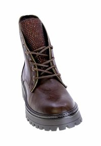 Stivaletto alla caviglia in pelle marrone con tomaia testurizzata e cerniera, punta tonda, chiusura frontale con lacci e suola in gomma robusta. Presenta dettagli metallici.