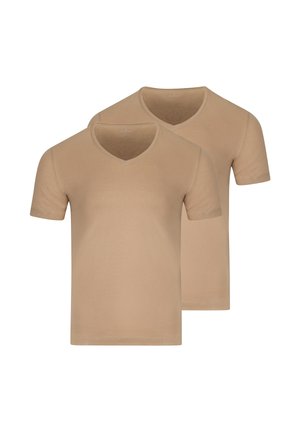 Zwei schlichte beige Kurzarm-V-Ausschnitt-T-Shirts, eines leicht hinter dem anderen, auf weißem Hintergrund dargestellt.