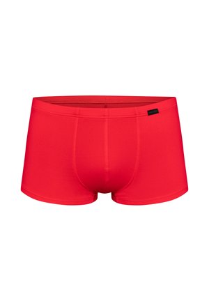 Jasnoczerwone męskie bokserki z gładkiej tkaniny i małą czarną metką z logo po prawej stronie pasa.