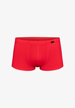 Leuchtend rote Herren-Boxershorts aus glattem Stoff mit einem kleinen schwarzen Markenzeichen auf der rechten Seite des Bunds.