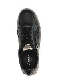 Zwarte leren sneaker met ronde neus, gestructureerd oppervlak, zwarte veters, zilveren accenten en een rubberen zool. Gedrukte merknaam aan de binnenkant.